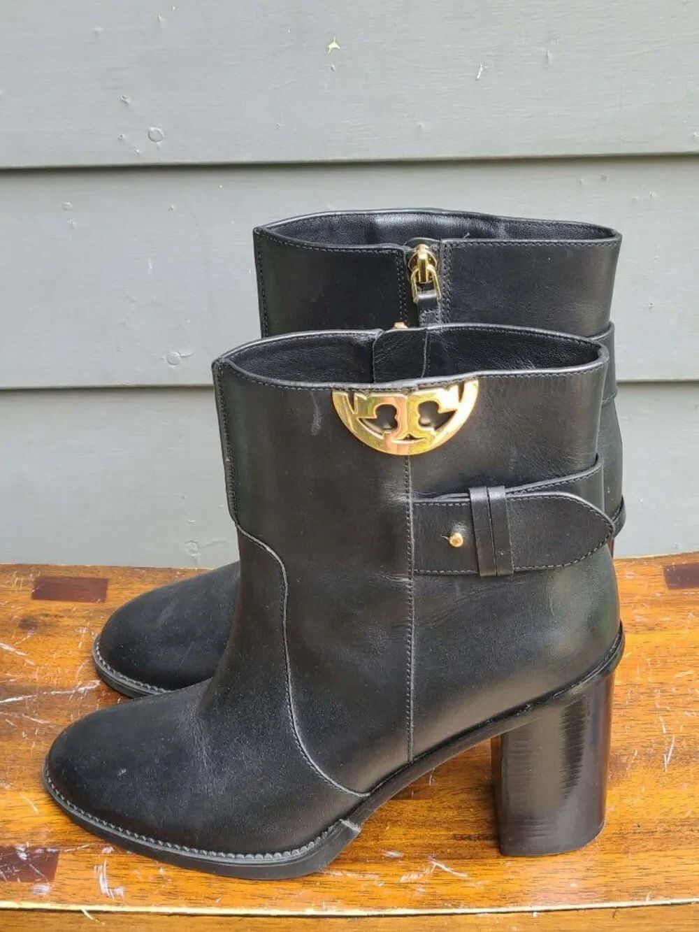 Tory Burch Black Leather Sydney Boots With Gold Tone Logo Size 8 NWOT - Picture 9 of 13